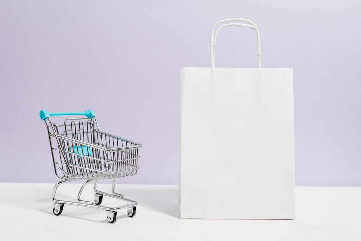 สินค้าหลายชิ้นบนโต๊ะสำหรับเปรียบเทียบก่อนสั่งซื้อออนไลน์